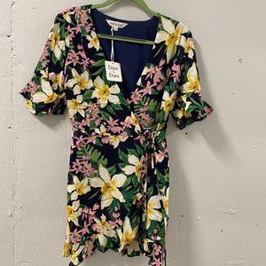 5/$25 *🌱 Davi & Dani Wrap Dress With Zipper Shorts  - Size L